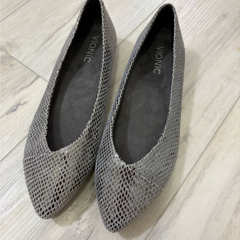 Vionic Women's Caballo Pointed Toe Gunmetal Snakeskin Flats sz7
